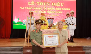 Đại tá Đỗ Đức Trịnh – Phó Giám đốc Công an tỉnh Bắc Ninh trao bằng “Tổ quốc ghi công” cho thân nhân liệt sĩ Trần Ngọc Sơn.