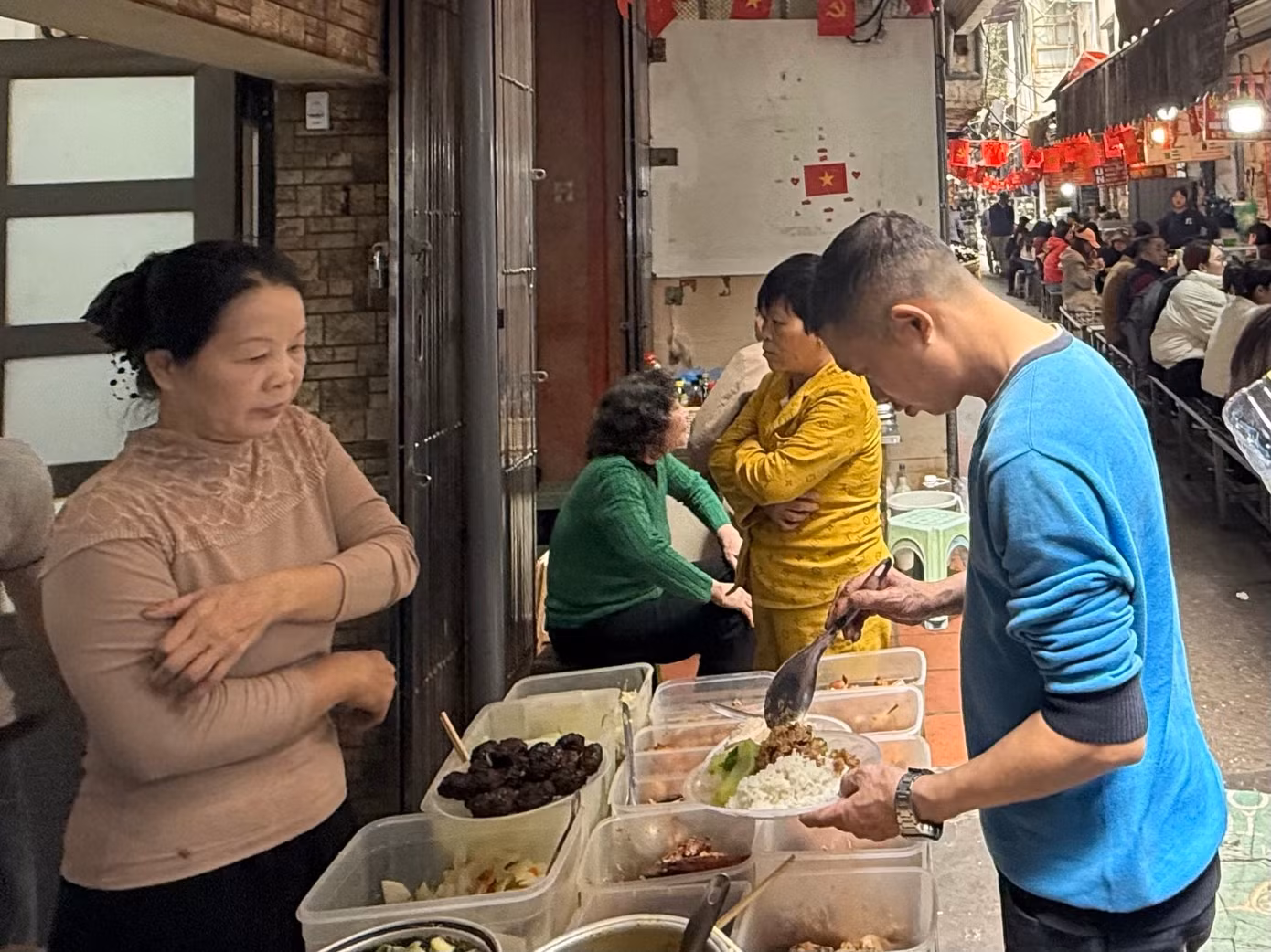 Hàng quán bình dân trước sức ép chi phí, nguyên liệu đầu vào tăng giá.