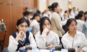 Xúc động khát vọng vượt bi kịch của 98 thủ khoa