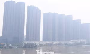 TPHCM mờ trắng trong sương, bụi mịn vượt ngưỡng nhiều lần