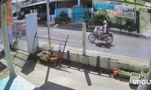 [Video] Bị giật 140 tờ vé số, bé trai 11 tuổi đạp xe đuổi theo rồi bị ngã