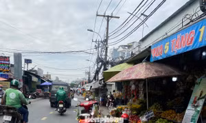 Những vỉa hè bị lấn chiếm ở TPHCM, 'đẩy' người đi bộ xuống lòng đường