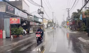 Mưa đầu mùa xối xả ở TPHCM, phố loang nước, người ướt sũng