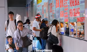 Người dân lỉnh kỉnh đồ đạc rời TPHCM trong ngày đầu năm mới