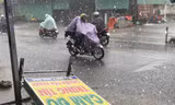 TPHCM mưa xối xả, gió lớn kèm sấm chớp: 'Chưa bao giờ tôi thấy từ khi về đây ở'