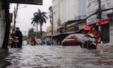 Mưa kéo dài, đường phố TPHCM, Đồng Nai ngập sâu, hàng loạt xe chết máy 