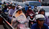 Người dân đội mưa rời TPHCM, cửa ngõ ùn ứ suốt chiều tối