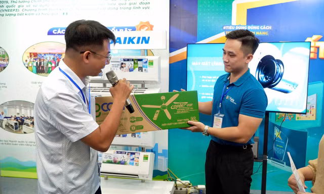 Khách tham quan tìm hiểu về sản phẩm hiệu suất năng lượng cao nhất tại Gian hàng xanh