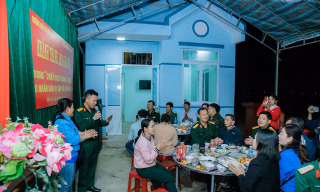 người dân vùng lũ chia tay tri ân những người lính cụ Hồ.