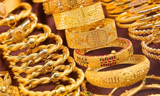 Giá vàng thế giới tiếp tục lao dốc 