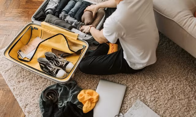 Bí quyết mang đủ quần áo mặc 2 tuần chỉ với hành lý xách tay