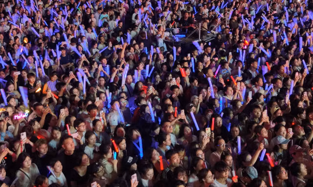 Hàng nghìn khán giả nhảy tới cùng với Hoaprox ở concert Thanh xuân