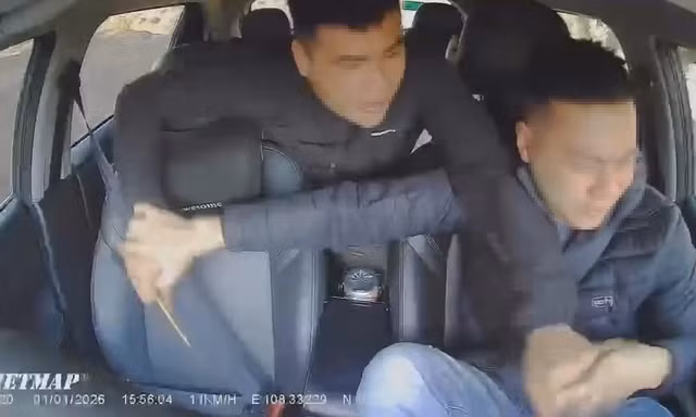 Đối tượng dùng đũa tấn công tài xế taxi.