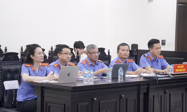 Cấp dưới khai được Tổng giám đốc Cty Nam Triệu hỏi mượn tài khoản để nhận tiền tham ô