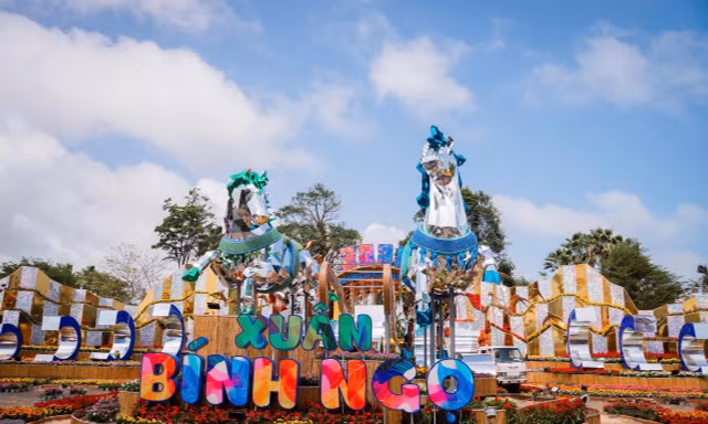 Linh vật “Song mã tương phùng” tại đường Điện Biên Phủ tỉnh Đắk Lắk. 