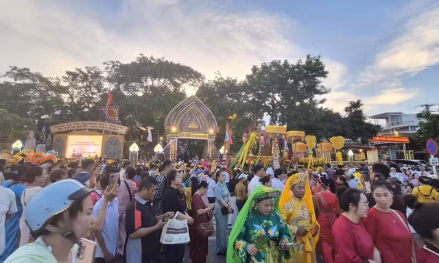 Tháp Bà Ponagar tọa lạc trên đồi Cù Lao 