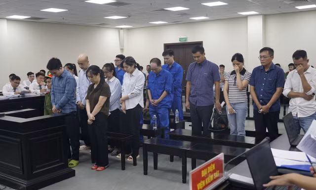 Đại diện Viện kiểm sát nói ‘không thể chấp nhận’ với quan điểm bào chữa cho 2 cán bộ hải quan 