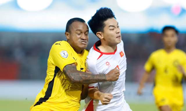 BLV Quang Tùng: 'Tuyển Việt Nam đang chơi theo kiểu rình rập săn mồi'