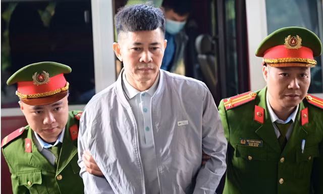 Cảnh sát dẫn giải Chủ tịch Tập đoàn Thuận An cùng đồng phạm đến tòa phúc thẩm