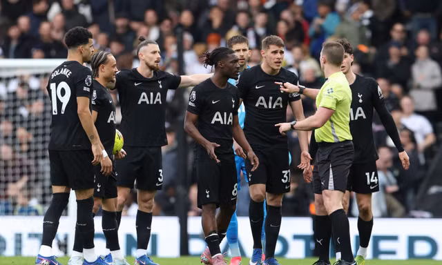 Ngoại hạng Anh chứng kiến đội đầu tiên xuống hạng, những nạn nhân kế tiếp có Tottenham?