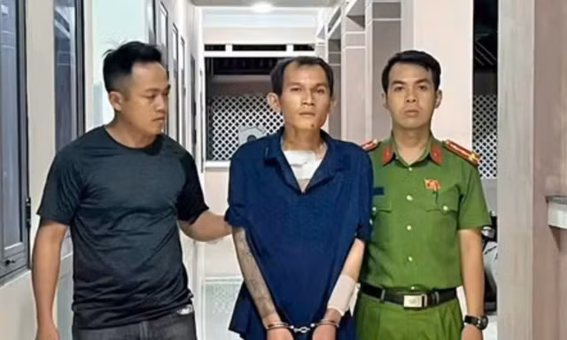 Đối tượng giết người bị công an bắt giữ.