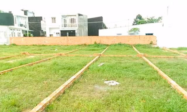 Án lệ tranh chấp hợp đồng đặt cọc hai thửa đất giữa những người trong họ
