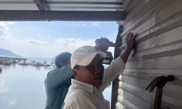 Người dân “thủ phủ” tôm hùm gia đóng mới những lồng bè kiên cố để chuẩn bị vụ mùa mới. 