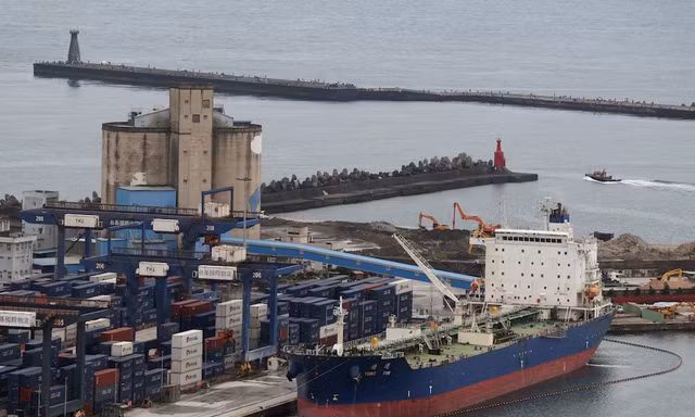 Giá vàng thế giới lập đỉnh, áp lực xăng dầu gia tăng 