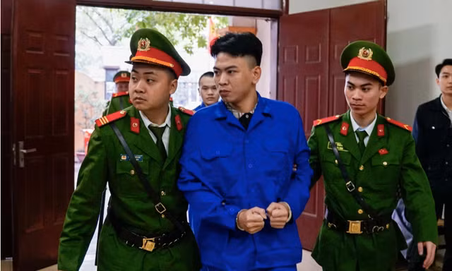 ‘Tổng tài’ chỉ đạo đàn em 'mày ra kia tát cho thằng nhân viên mấy phát'?