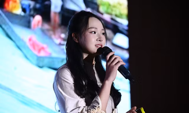 Từ lần “thuyết trình hộ” bạn, nữ sinh vượt qua 9 năm trầm cảm để tỏa sáng trên sân khấu