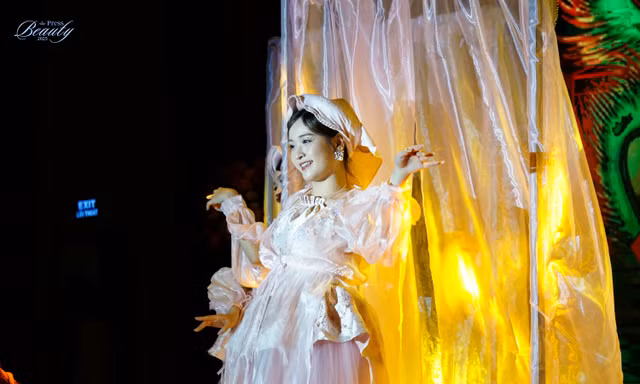 Từ ánh đèn sân khấu đến giấc mơ làm truyền hình của nữ sinh Báo chí đa tài