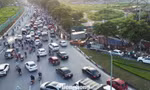Rào nửa lòng đường đại lộ Thăng Long để thi công sửa chữa