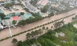 Mưa kéo dài, nhiều đường Hà Nội thành 'sông'