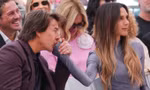 Tranh cãi Tom Cruise nắm tay Victoria Beckham