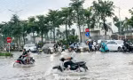 Nước sông Nhuệ dâng cao gây ngập và tê liệt nhiều tuyến đường