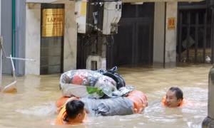 Nhà ngập đến mái, người dân Lạng Sơn được hỗ trợ để di tản