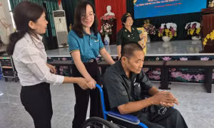 BIDV cùng Báo Tiền Phong tặng quà thương, bệnh binh tại TPHCM