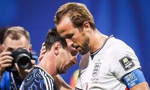 Ảnh Messi ôm Harry Kane gây bão mạng