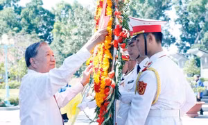 Tổng Bí thư Tô Lâm dâng hoa, dâng hương tại Nghĩa trang Liệt sỹ Trà Võ