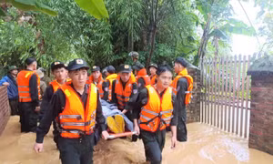 Cao Bằng huy động quân đội, công an hỗ trợ dân chống lũ