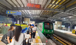 Thí điểm 'chạm thẻ' thay xếp hàng mua vé để đi tàu điện trên cao mà không phải xếp hàng mua vé