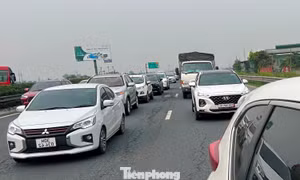 Cao tốc ‘đóng – mở’ để phân luồng dòng xe cuồn cuộn ngày đầu nghỉ lễ
