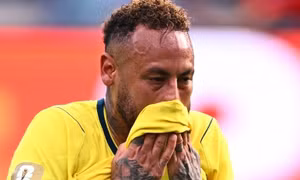 Ảnh Neymar gục ngã gây bão toàn cầu