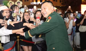 Khán giả TPHCM bao vây NSND Tự Long