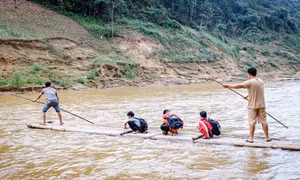 Học sinh qua sông bằng bè tự chế, lãnh đạo tỉnh Lạng Sơn chỉ đạo ‘nóng’