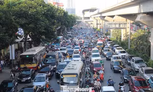 Chuẩn bị dựng rào chắn trên đường Nguyễn Trãi để thi công dự án chống ngập