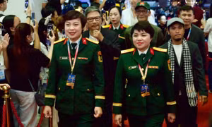 Ê-kíp Mưa đỏ gồm Thượng tá, NSƯT, đạo diễn Đặng Thái Huyền và Đại tá, Giám đốc sản xuất Kiều Thanh Thúy được khán giả cổ vũ khi tiến vào thảm đỏ lễ trao giải Liên hoan phim Việt Nam lần thứ 24. Điện ảnh Quân đội nhân dân Việt Nam làm nên lịch sử với tác phẩm đạt doanh thu hơn 714 tỷ đồng.