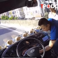 NÓNG 4/8: Tài xế ô tô con lao lên xe khách rút chìa khóa rồi bỏ đi, mặc kệ 40 hành khách bên trong