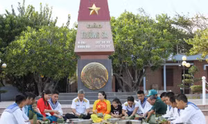 Các cán bộ, chiến sĩ cùng người dân đặc khu Trường Sa gói bánh chưng.