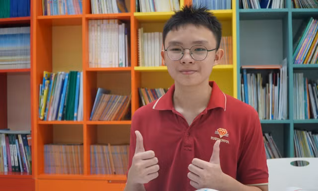 Thủ khoa lớp 10 TPHCM: 'Không đi học thêm, học xong trước 10 giờ đêm' 
